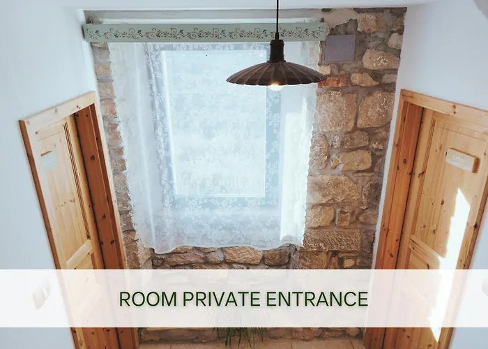 לינה וארוחת בוקר Lapis 4*